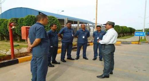 Outdoor briefing with the site supervisor