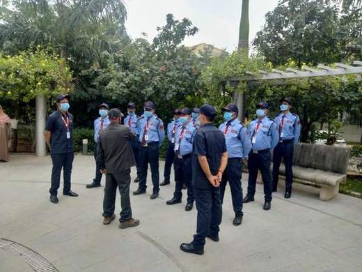 Briefing a deployment before shift change